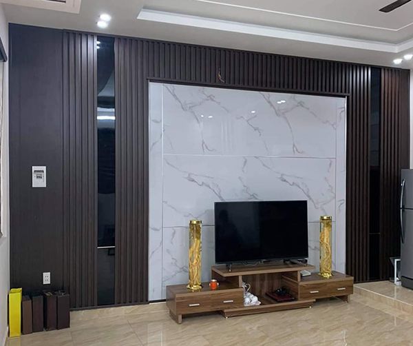 Thi công ốp vách tivi bằng nhựa nano là giải pháp được đánh giá rất cao